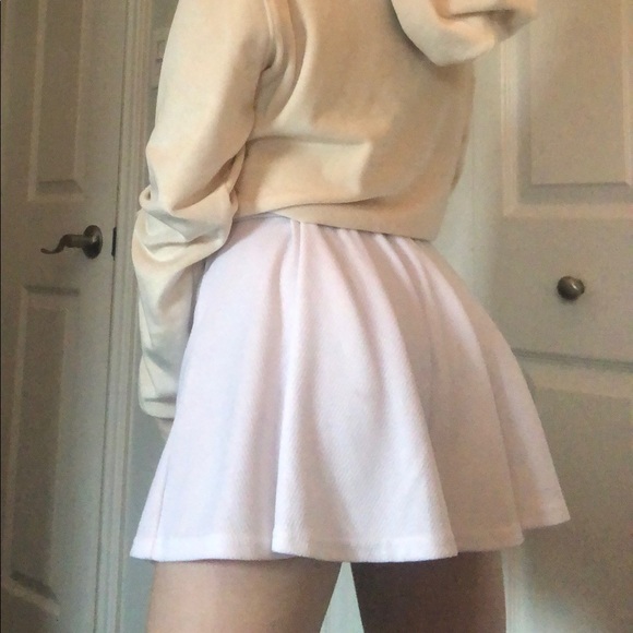 Small white good quality mini skirt > SMALL - Picture 1 of 5